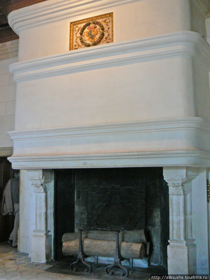 Камин в комнате стражи украшен гербом первого владельца замка.