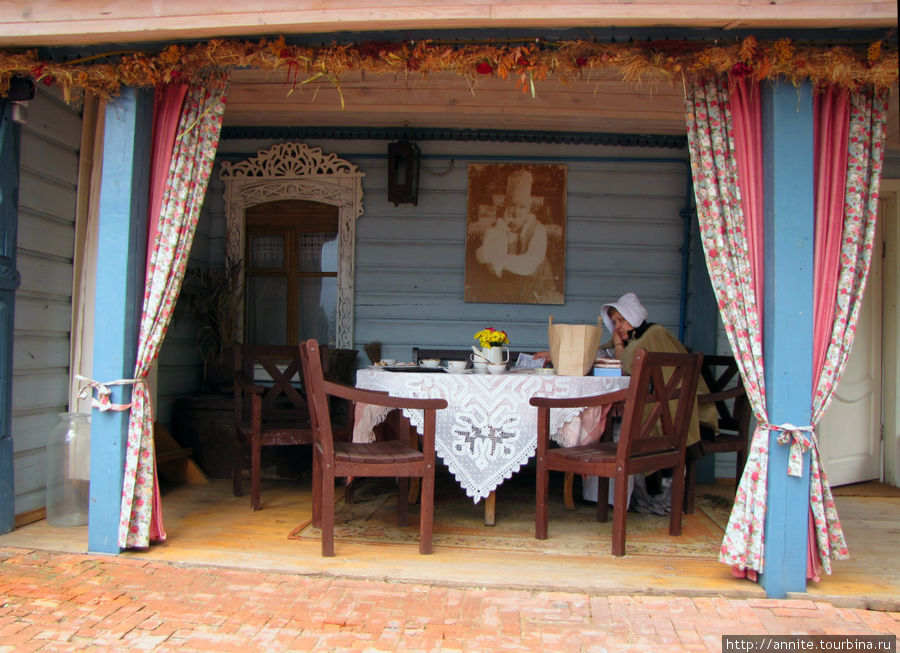 Накрытый стол с кружевной скатертью на деревянном крылечке. Коломна, Россия