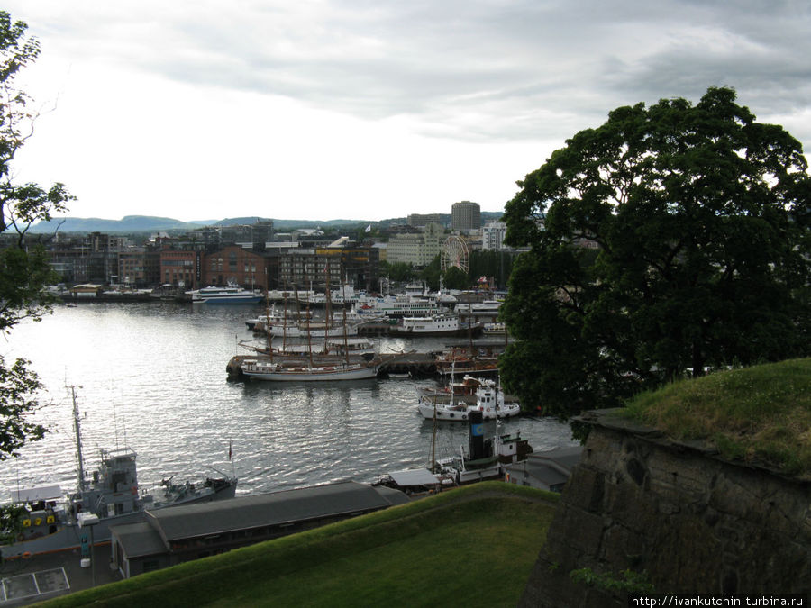 С крепостной стены видно набережную Акербридж Осло, Норвегия