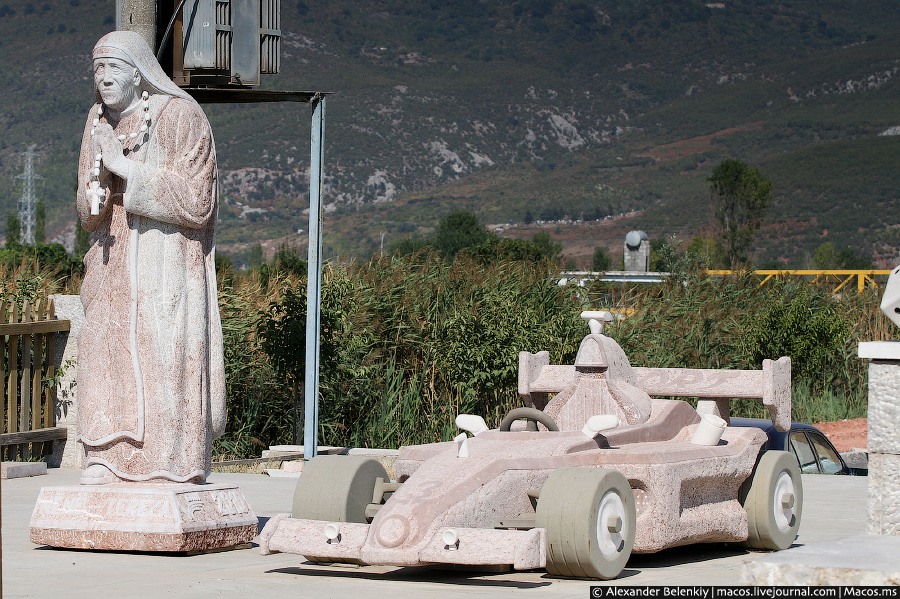 Увы, мы все-таки в Албании. И рядом со святой женщиной — гоночный болид. Кстати, тоже Мерседес. Албания Увы, мы все-таки в Албании. И рядом со святой женщиной — гоночный болид. Кстати, тоже Мерседес. Албания