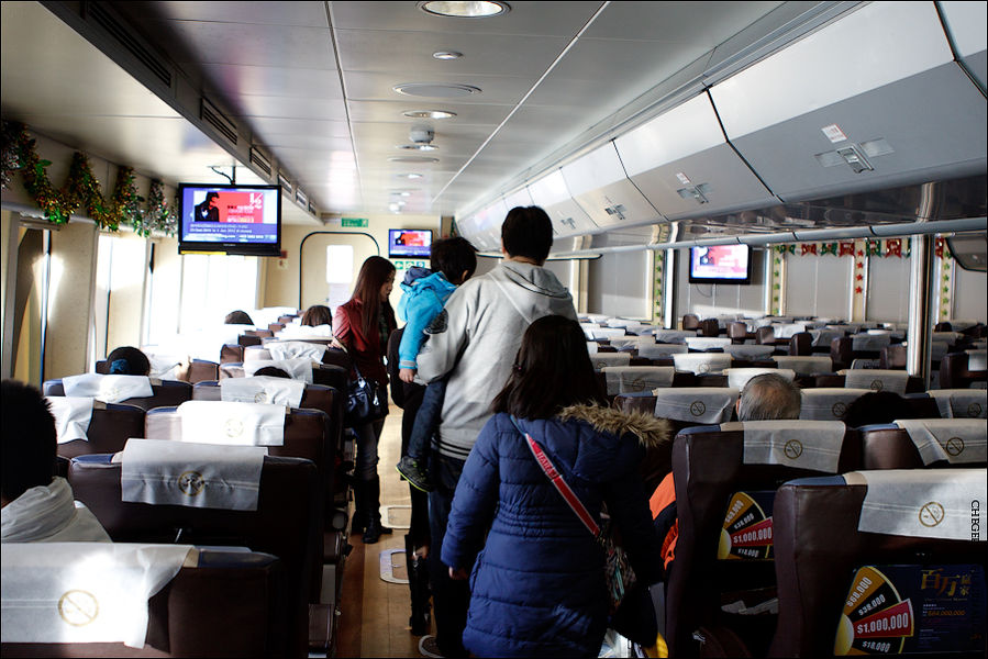 Борт парома тоже чем то напоминал самолет — наверно, сидениями и пакетиками для тошнотиков. По мониторам крутили рекламу казино — ведь Макао, можно сказать, мировой центр азартных игр! Борт парома тоже чем то напоминал самолет — наверно, сидениями и пакетиками для тошнотиков. По мониторам крутили рекламу казино — ведь Макао, можно сказать, мировой центр азартных игр!