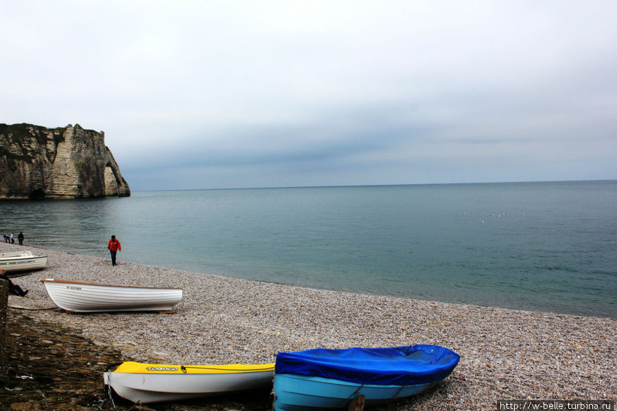 Пляж, лодки и скала d’ Aval. Этрета, Франция
