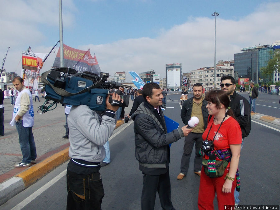Татьяна Яшникова попала в поле зрения журналистов, пока основные демонстранты не подошли Стамбул, Турция