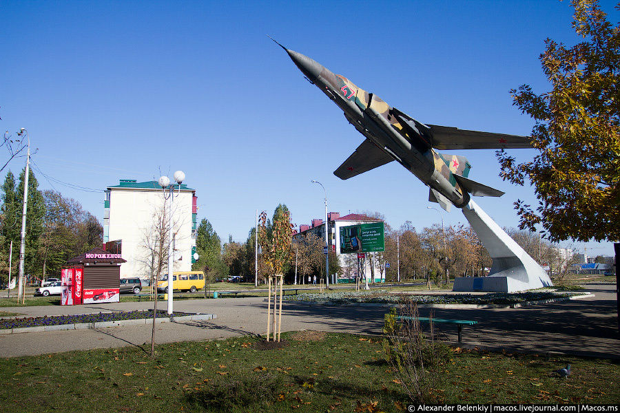 Статуя-самолет на одной из окраинных площадей города напоминает о великом прошлом нашей страны. Майкоп, Россия