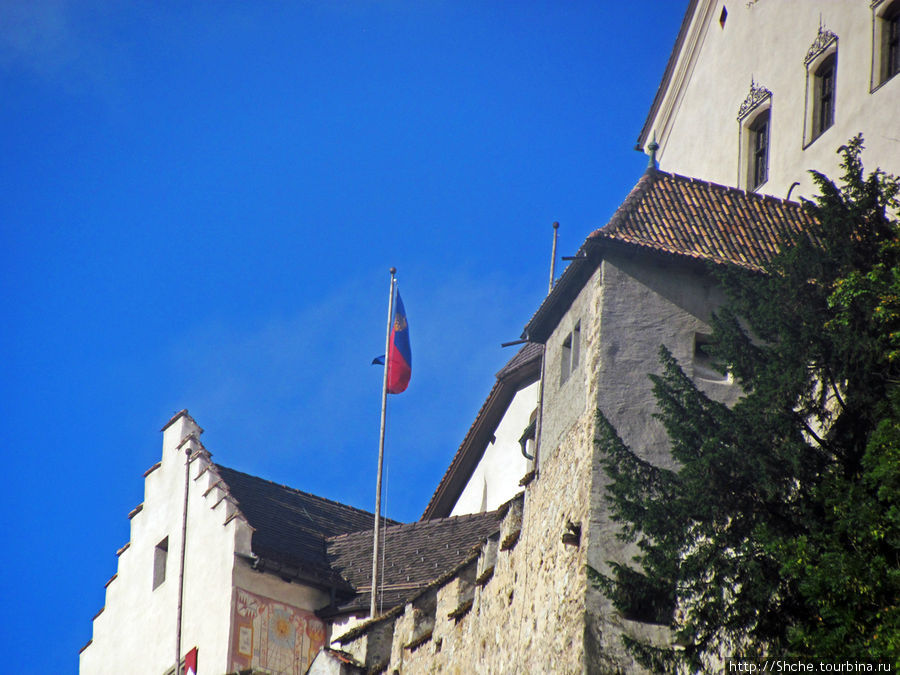 флаг государства над стенами замка Вадуц, Лихтенштейн