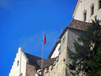 флаг государства над стенами замка