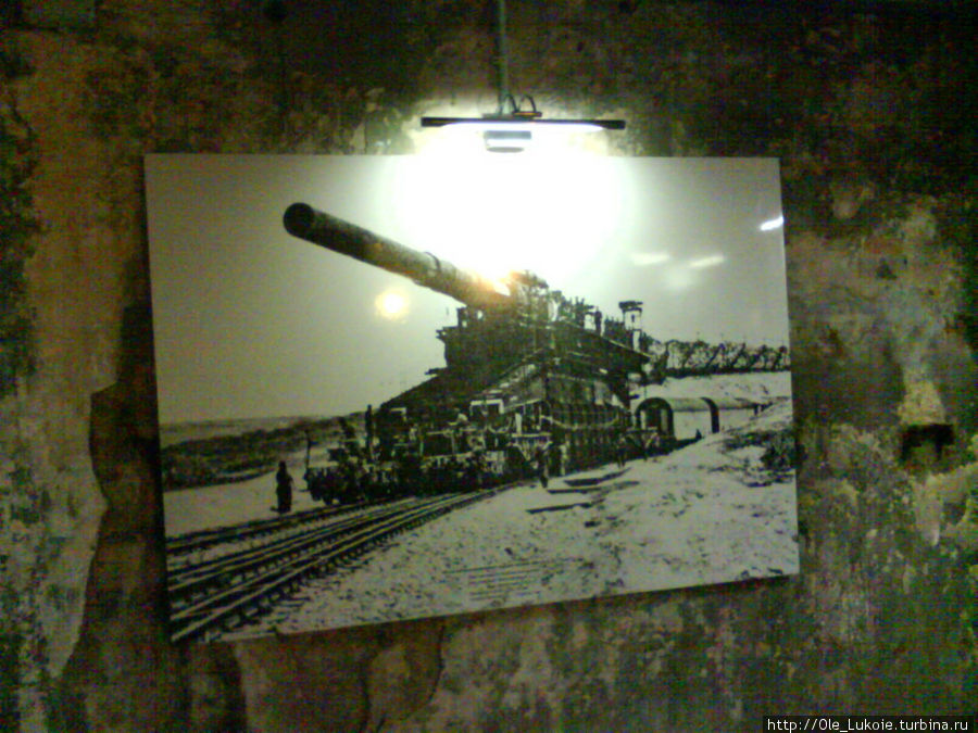 В казематах батареи — «Дора» — сверхтяжёлое железнодорожное артиллерийское орудие немецкой армии. Предназначалось для разрушения укреплений фортификационных сооружений. Применялось при штурме Севастополя в 1942 году Севастополь, Россия