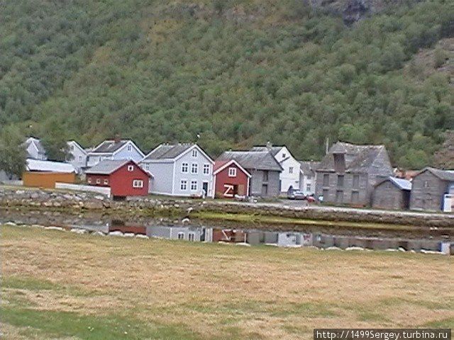 Городок на берегу Лардальсфьорда Лардаль, Норвегия