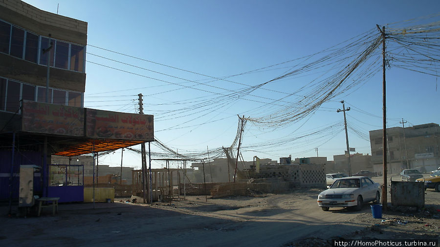 Паутина проводов в Кербеле Провинция Кербела, Ирак