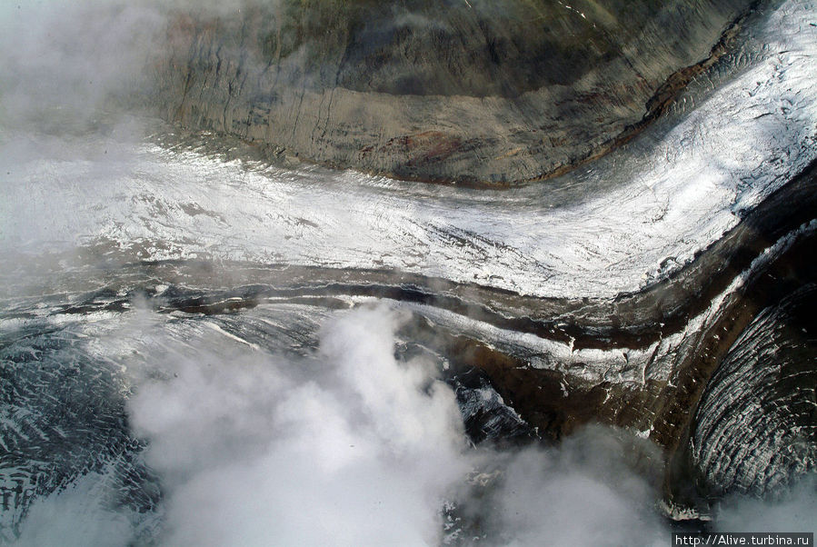 Сверху ледник кажется белой рекой, но не застывшей, а со своим движением и волнами. Национальный парк Денали, CША