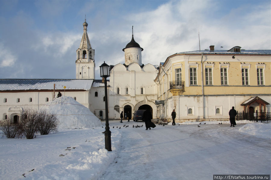 Главный вход в монастырь. Святые ворота с церковью Вознесения Вологда, Россия