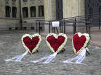 В память о жертвах теракта, который потряс Норвегию.