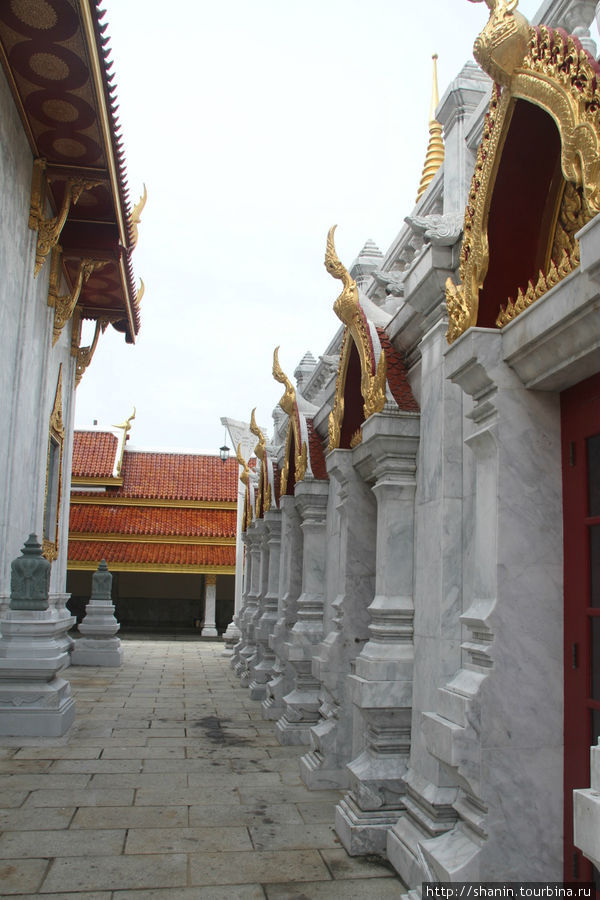 Туристический храм без туристов Бангкок, Таиланд