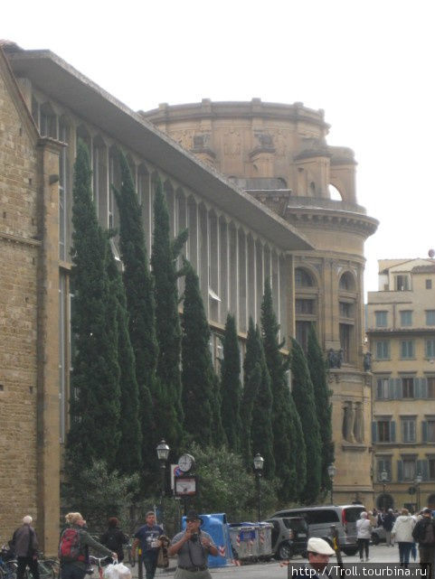 Величественное сооружение сбоку от собора — по-моему, библиотека Флоренция, Италия