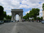 Елисейские поля заканчиваются Триумфальной аркой на площади Шарля де Голля