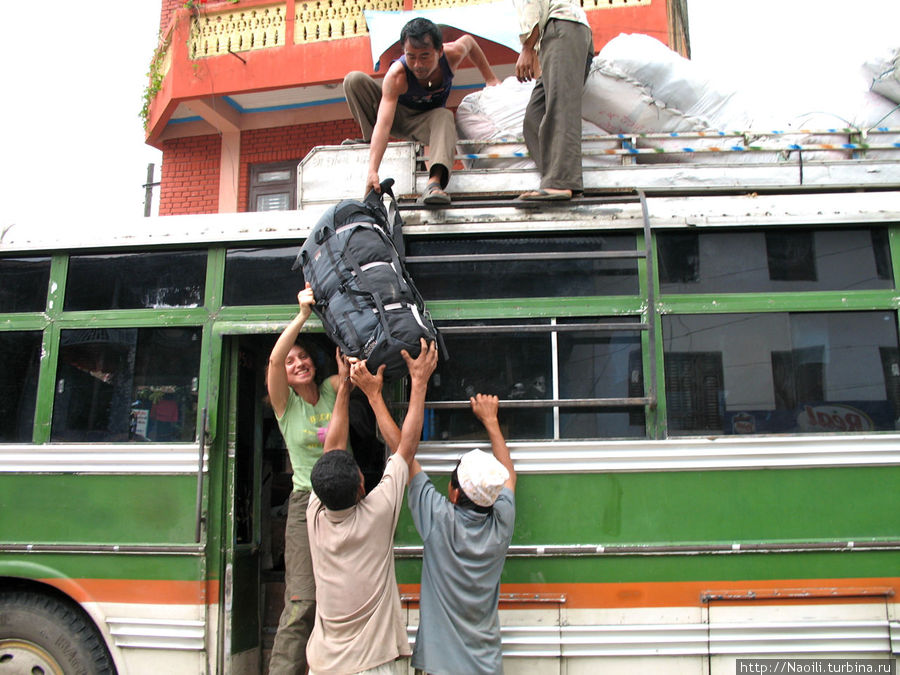 Приехали в БесиСахар, снимаем первым делом наш рюкзак, затем, будут разгружать провизию, вероятно перегрузят на мулов или осликов. Бесисахар, Непал
