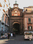 Одни из ворот города Порта Алба(слева от пл.Данте),от которой начинается одноимённая улица,знаменитя своими старейшими книжными магазинами Неаполя.