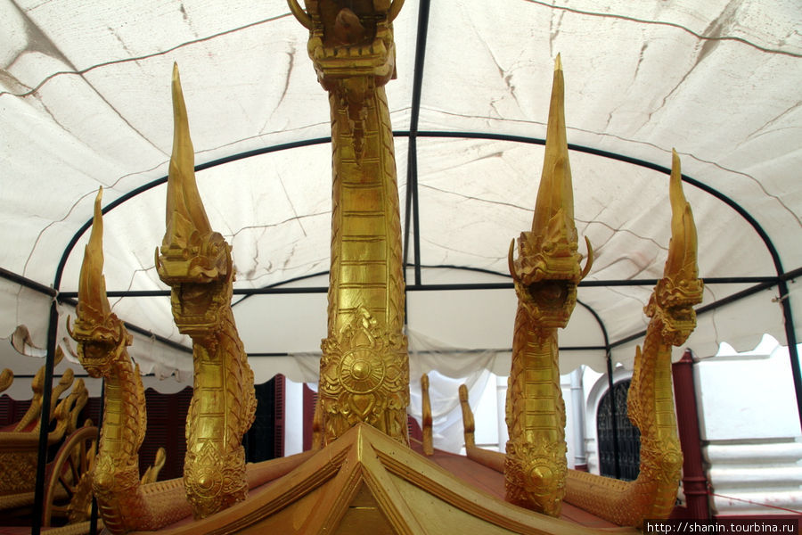 Золотые змеи королевского экипажа Луанг-Прабанг, Лаос
