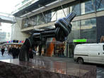 Современная скульптура Против войны на одной из самых длинных торговых улиц Стокгольма Drottinggatan. Копия оригинала в уменьшенном виде стоит на территории здания ООН в Нью-Йорке