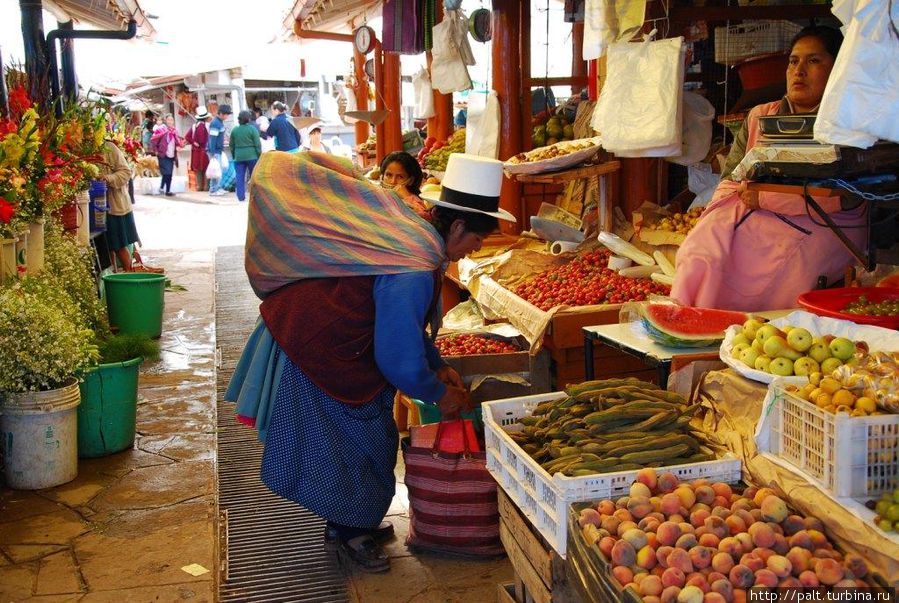 В таких платках-мешках перуанские женщины носят и поклажу и детей Выглядит красиво, но, наверное, тяжело Но такова женская доля.
Мужчины с поклажей как-то не встречались на нашем пути
Перу, рынок в Куско, февраль 2012 года Перу В таких платках-мешках перуанские женщины носят и поклажу и детей Выглядит красиво, но, наверное, тяжело Но такова женская доля.
Мужчины с поклажей как-то не встречались на нашем пути
Перу, рынок в Куско, февраль 2012 года Перу