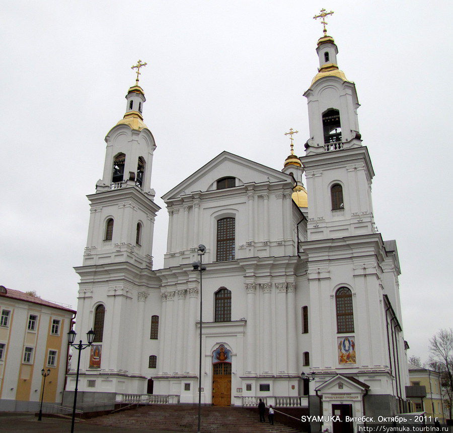 Размеры собора огромны. Он никак не хочет помещаться в объектив камеры. Витебск, Беларусь