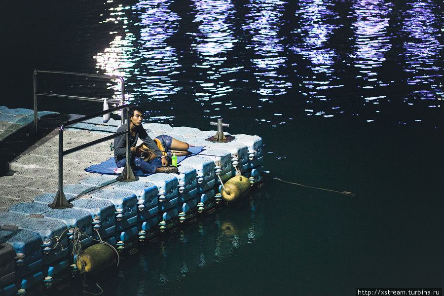 Девушка спит на коленях у рыбака:) Паттайя, Таиланд