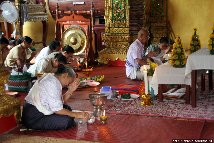 В храме Вьентьян, Лаос