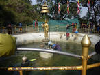 Катманду. Храмовый комплекс Сваямбунатх. Водоем мира на нижней площадке.