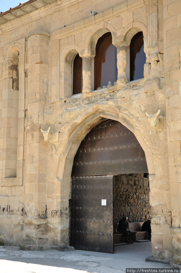 Собор был окружен защитной стеной, способной выдержать долгую осаду. В наши дни попасть в храм можно  в через главные ворота. Мцхета, Грузия