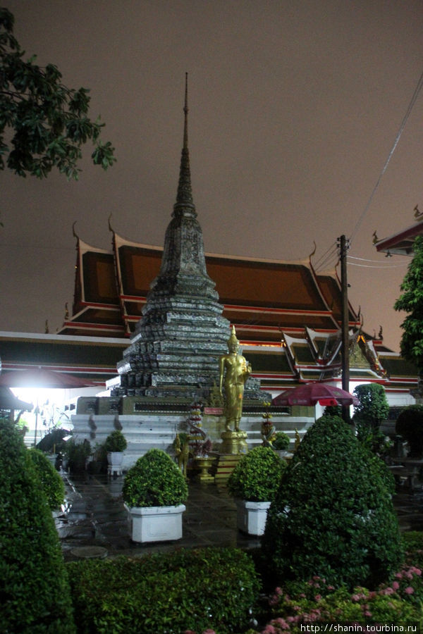 Ват Арун дождливой ночью Бангкок, Таиланд