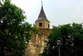Над городом возвышается Дозорная башня Епископского замка.