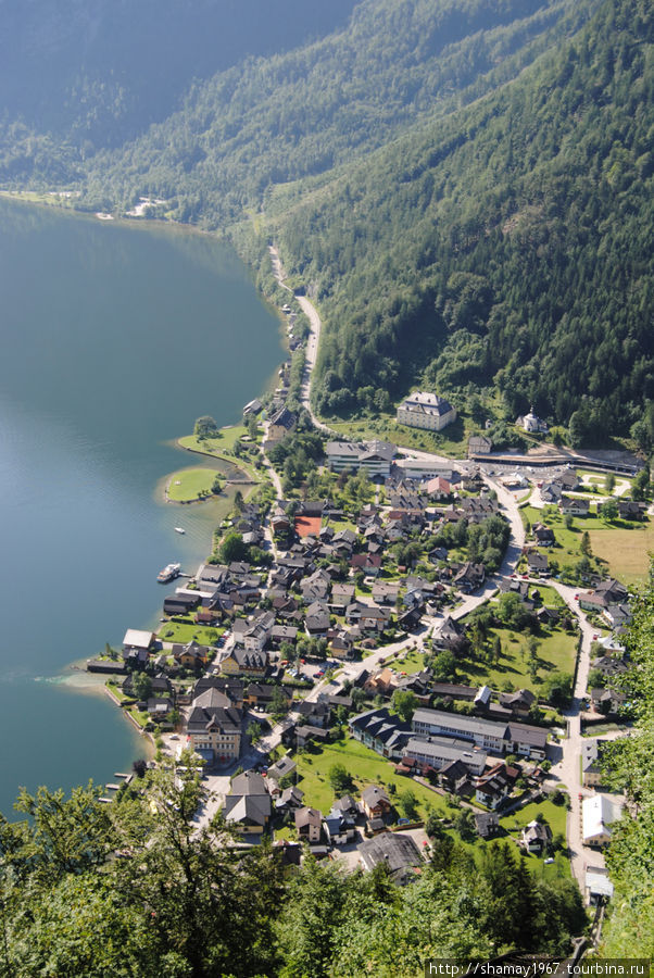 Небольшой городок на берегу озера в Альпах