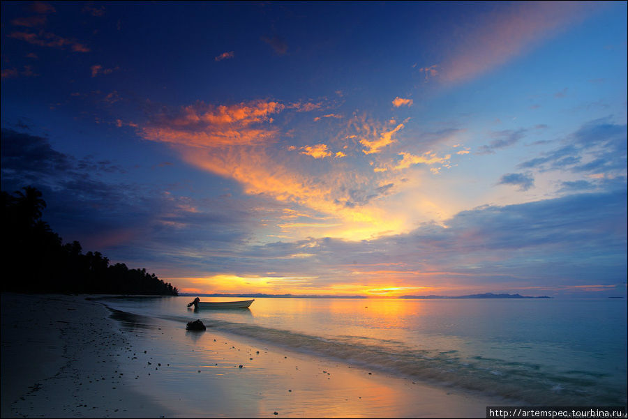 В зависимости от фазы заката или погоды, пейзаж может выглядеть так: Суматра, Индонезия