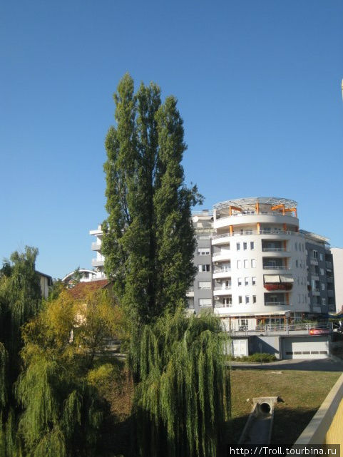 Новенькое здание современной архитектуры Банья-Лука, Босния и Герцеговина