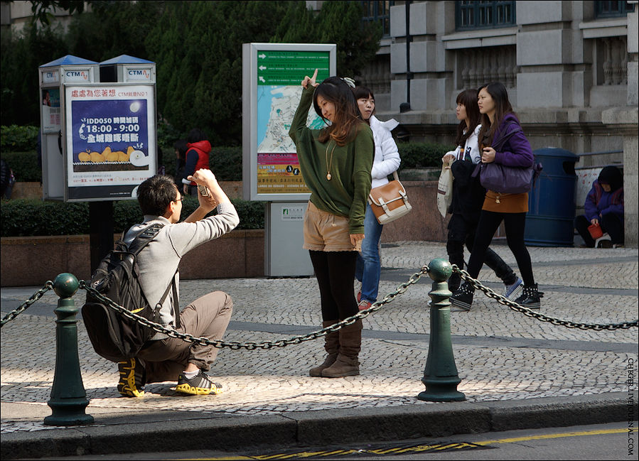 Давайте я немного расскажу вам, что же это такое — Макао. Макао, как и Гонконг, это САР — специальный административный регион. Но формально это Китай. Про это я уже писал в посте про рынки Коулуна
Денежная единица Макао — патака — жестко привязана к гонконгскому доллару, поэтому даже тут валюта соседей предпочтительней. Хотя, говорят, что в казино можно играть только на патаки. Основная прибыль этого города-государства поступает от азартных игр и туризма — в год его посещают около 25 000 000 туристов! Довольно большую часть территорий город отвоевал у моря, так как сам находится практически полностью на островах Давайте я немного расскажу вам, что же это такое — Макао. Макао, как и Гонконг, это САР — специальный административный регион. Но формально это Китай. Про это я уже писал в посте про рынки Коулуна
Денежная единица Макао — патака — жестко привязана к гонконгскому доллару, поэтому даже тут валюта соседей предпочтительней. Хотя, говорят, что в казино можно играть только на патаки. Основная прибыль этого города-государства поступает от азартных игр и туризма — в год его посещают около 25 000 000 туристов! Довольно большую часть территорий город отвоевал у моря, так как сам находится практически полностью на островах