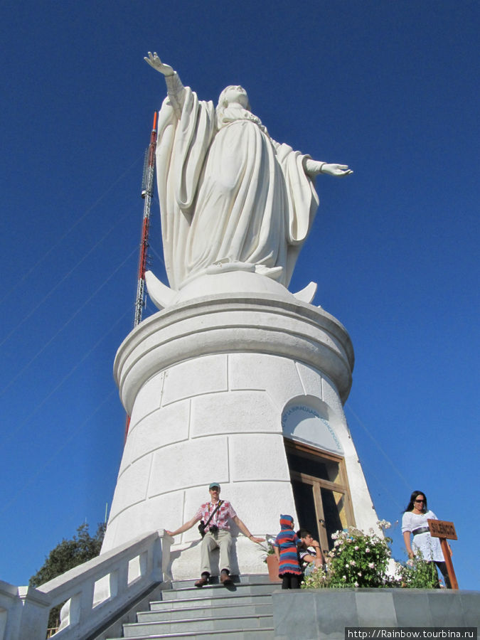 Статуя   Девы  Марии вблизи Сантьяго, Чили