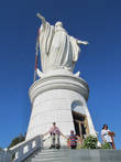 Статуя   Девы  Марии вблизи