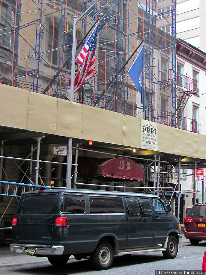 Фасад пока еще ремонтируется Нью-Йорк, CША