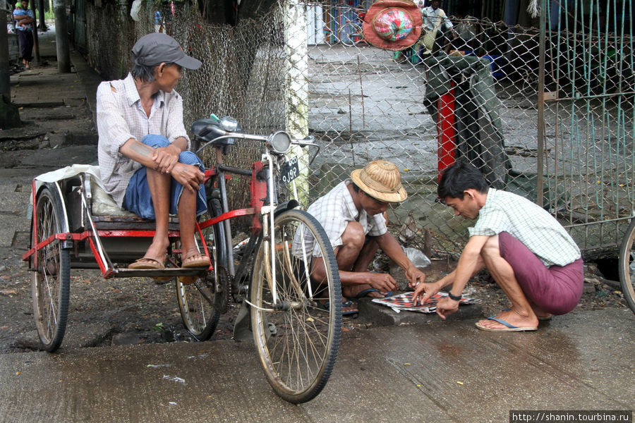 Велорикши на заслуженном отдыхе Янгон, Мьянма