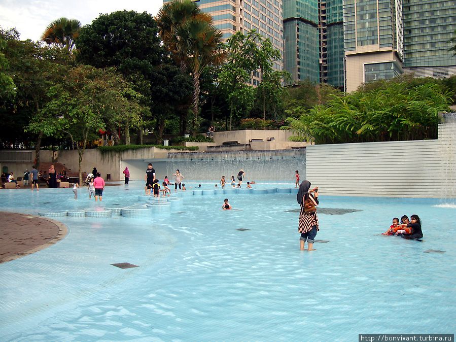 Парк позади башен Куала-Лумпур, Малайзия