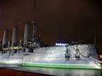 ...крейсер революции Аврора (ныне — Аврора-Samsung) обходятся простой подсветкой без новогодних изысков.
