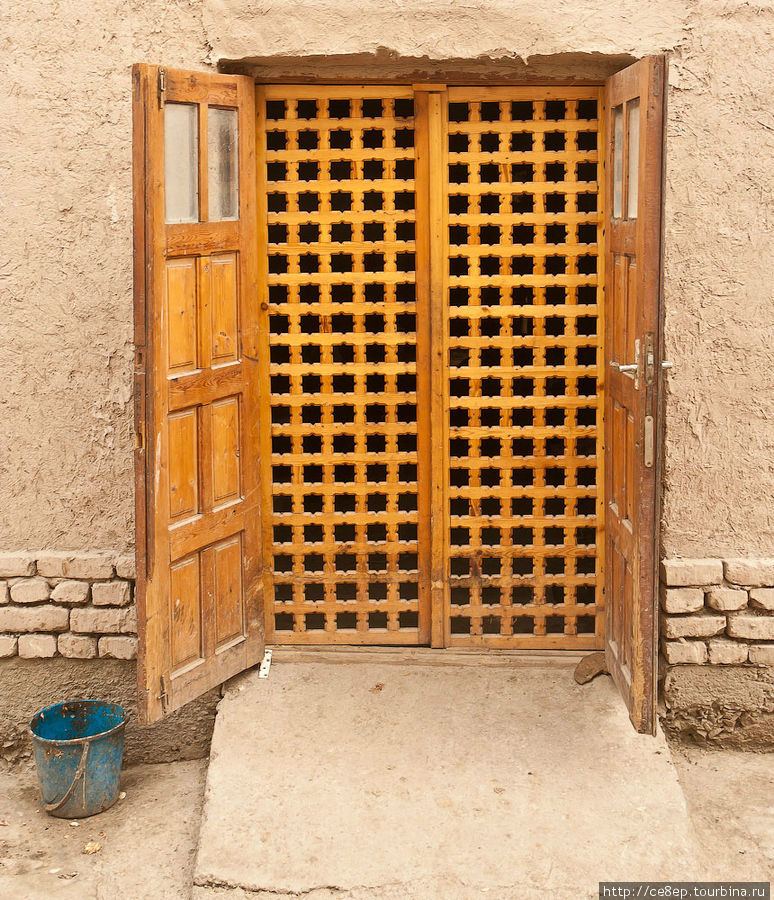 Вторые двери с отверстиями — в богатых домах, вместо занавесок Хива, Узбекистан