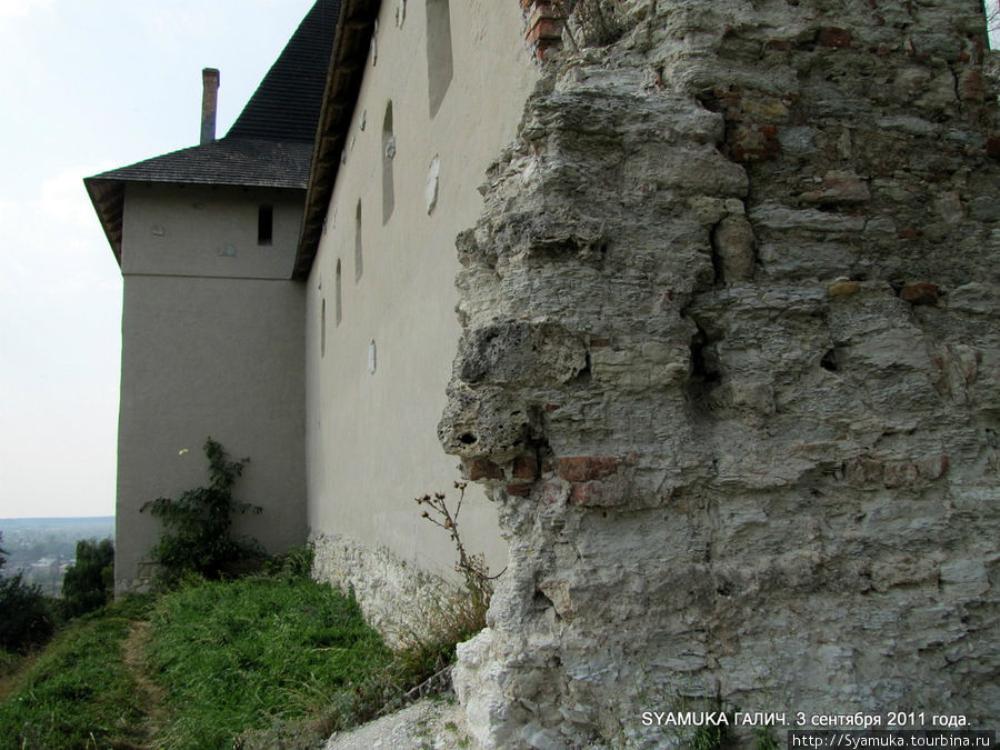 Восстановленная стена уперлась в остаток стены крепости. Галич, Украина