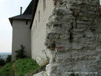 Восстановленная стена уперлась в остаток стены крепости.