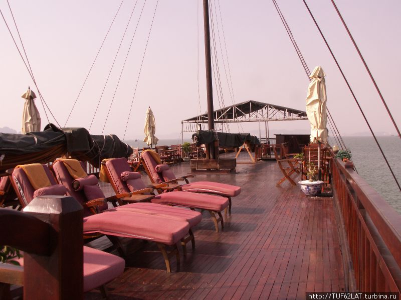 На верхней палубе можно отдыхнуть, любуясь окружающими пейзажами Халонг бухта, Вьетнам