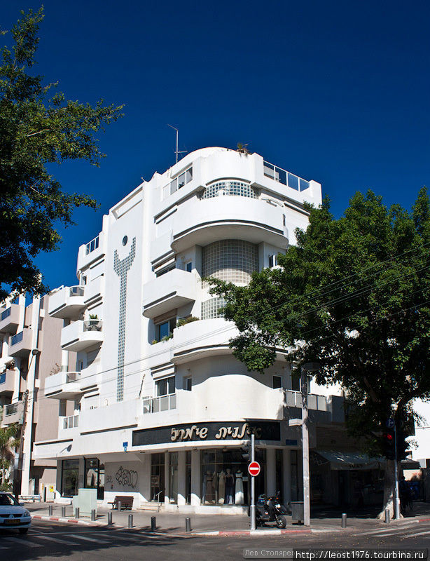 Здание отделано мелкой белой глазурованной плиткой Тель-Авив, Израиль