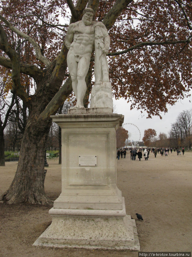 стоит статуя Париж, Франция