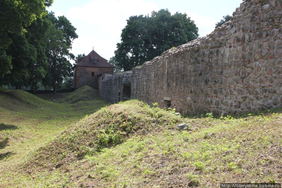 А это крепостная стена замка на соседнем острове Тракай, Литва