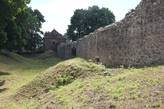 А это крепостная стена замка на соседнем острове