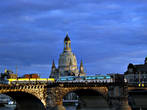 Обе части Дрездена объединяет мост Августа. Когда-то на этом мосту стоял Наполеон. Давно мечтал увидеть тебя, Дрезден, — сказал император, отправляясь отсюда на прогулку по городу.